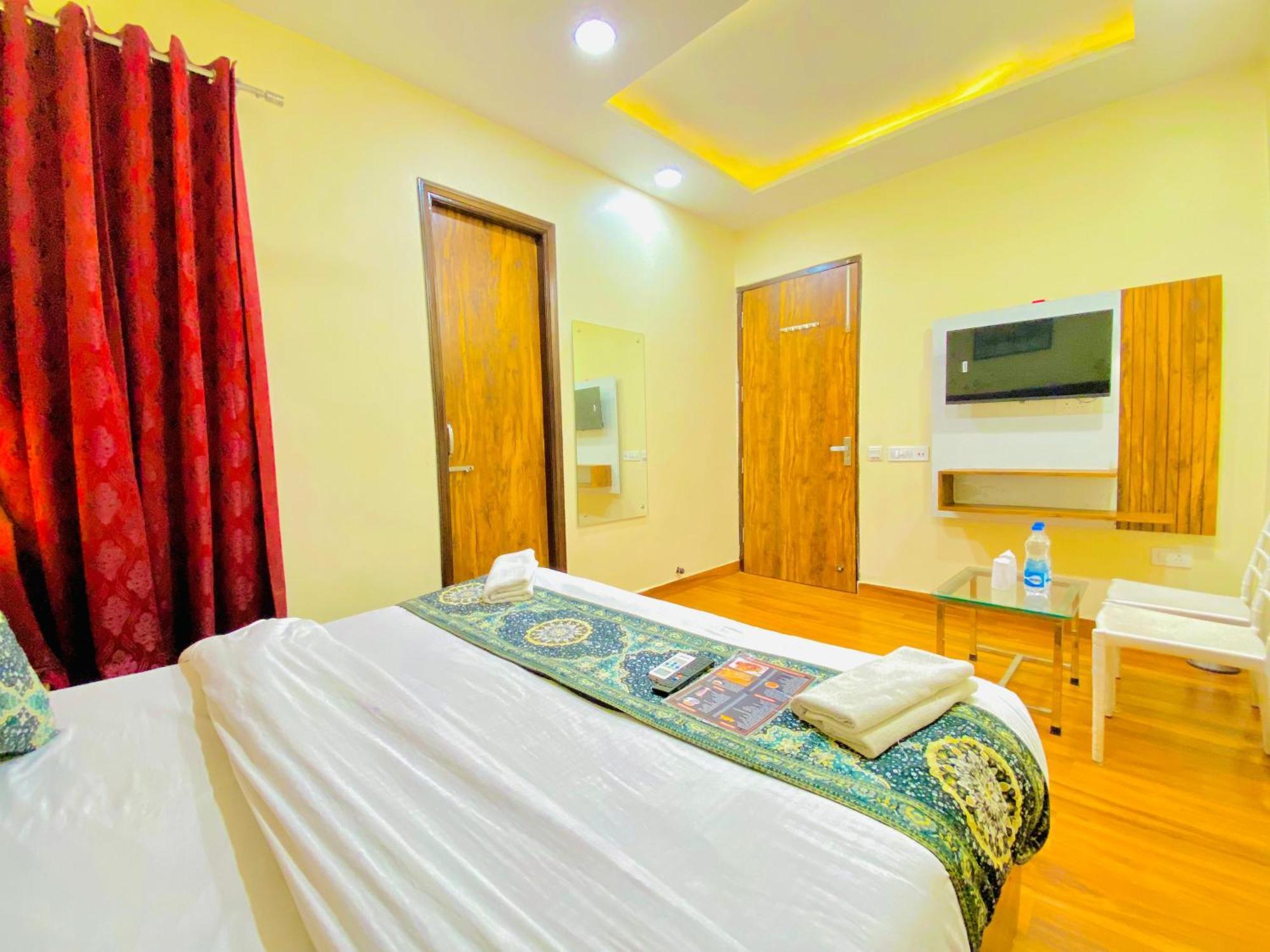 אמריצר Hotel Holiday First 300 Meter From Golden Temple מראה חיצוני תמונה