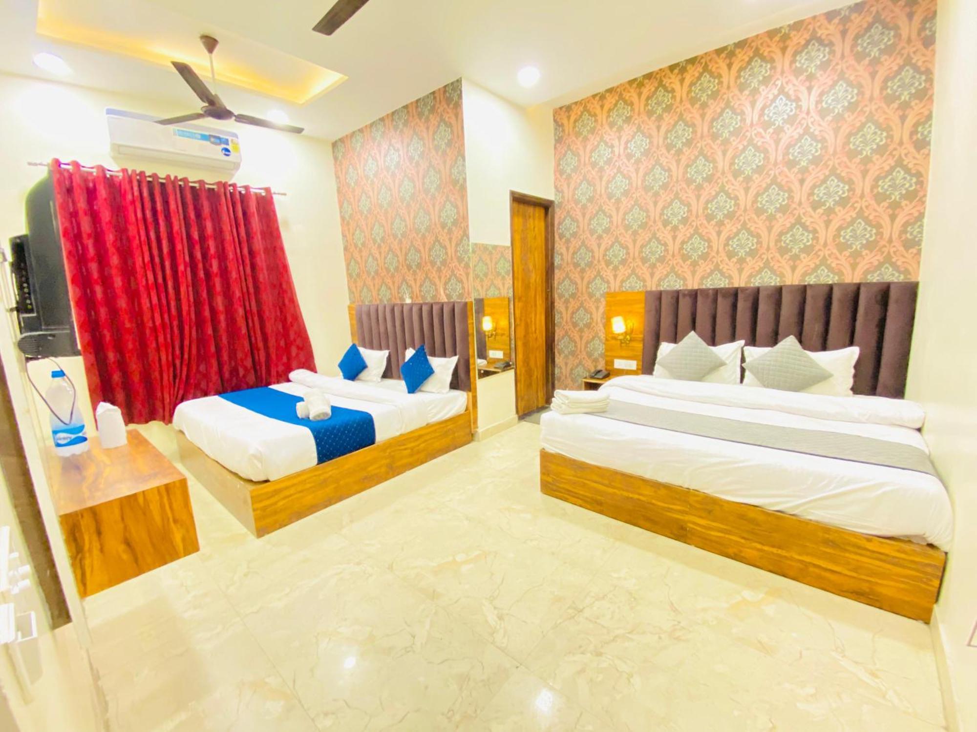 אמריצר Hotel Holiday First 300 Meter From Golden Temple מראה חיצוני תמונה