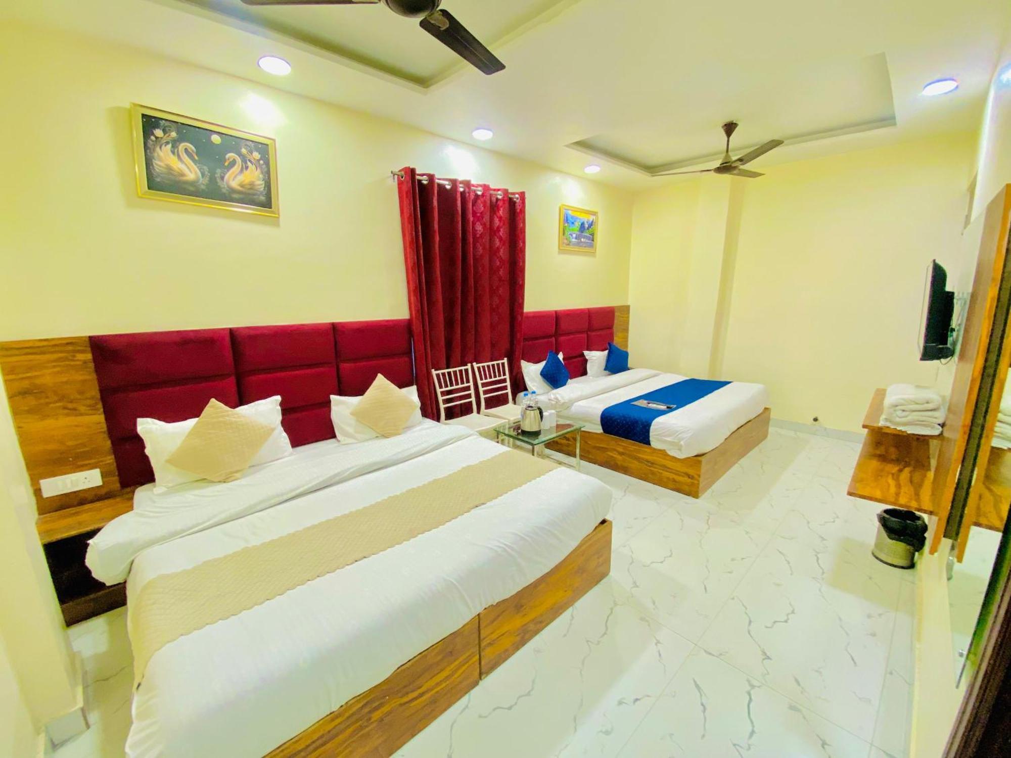 אמריצר Hotel Holiday First 300 Meter From Golden Temple מראה חיצוני תמונה