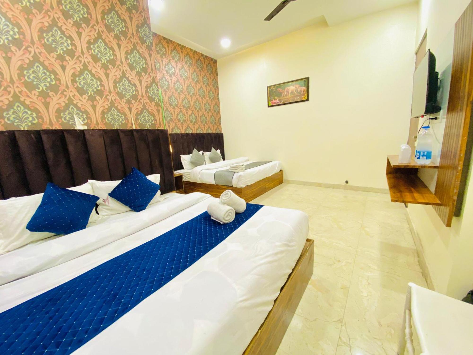 אמריצר Hotel Holiday First 300 Meter From Golden Temple מראה חיצוני תמונה