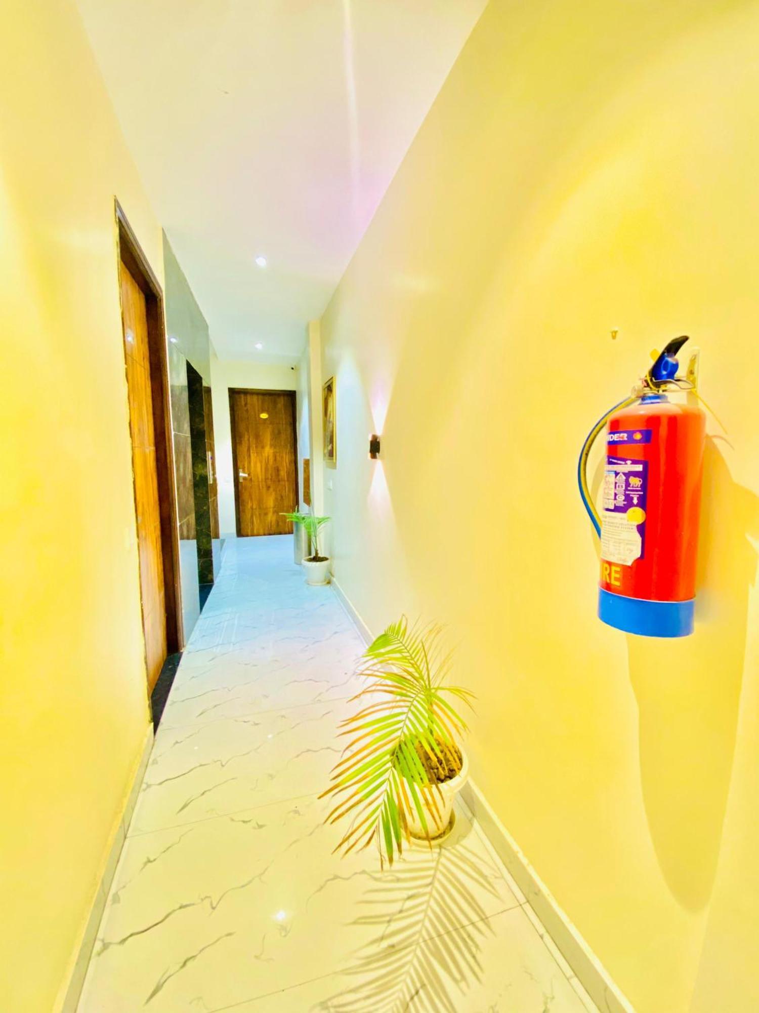 אמריצר Hotel Holiday First 300 Meter From Golden Temple מראה חיצוני תמונה