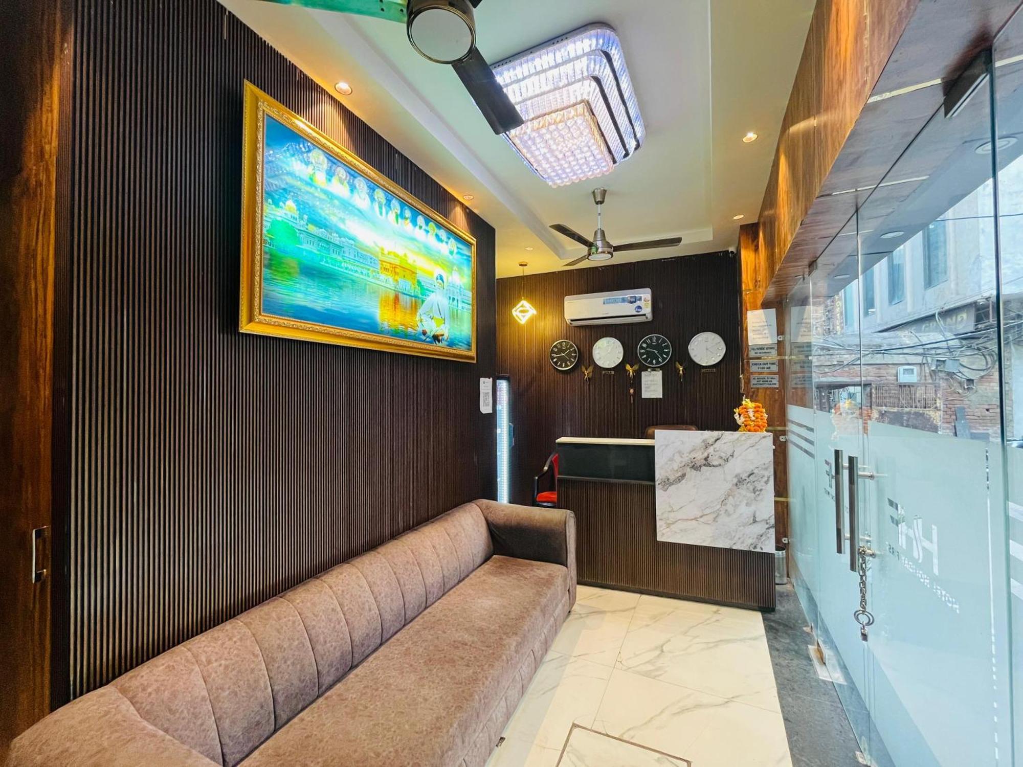 אמריצר Hotel Holiday First 300 Meter From Golden Temple מראה חיצוני תמונה